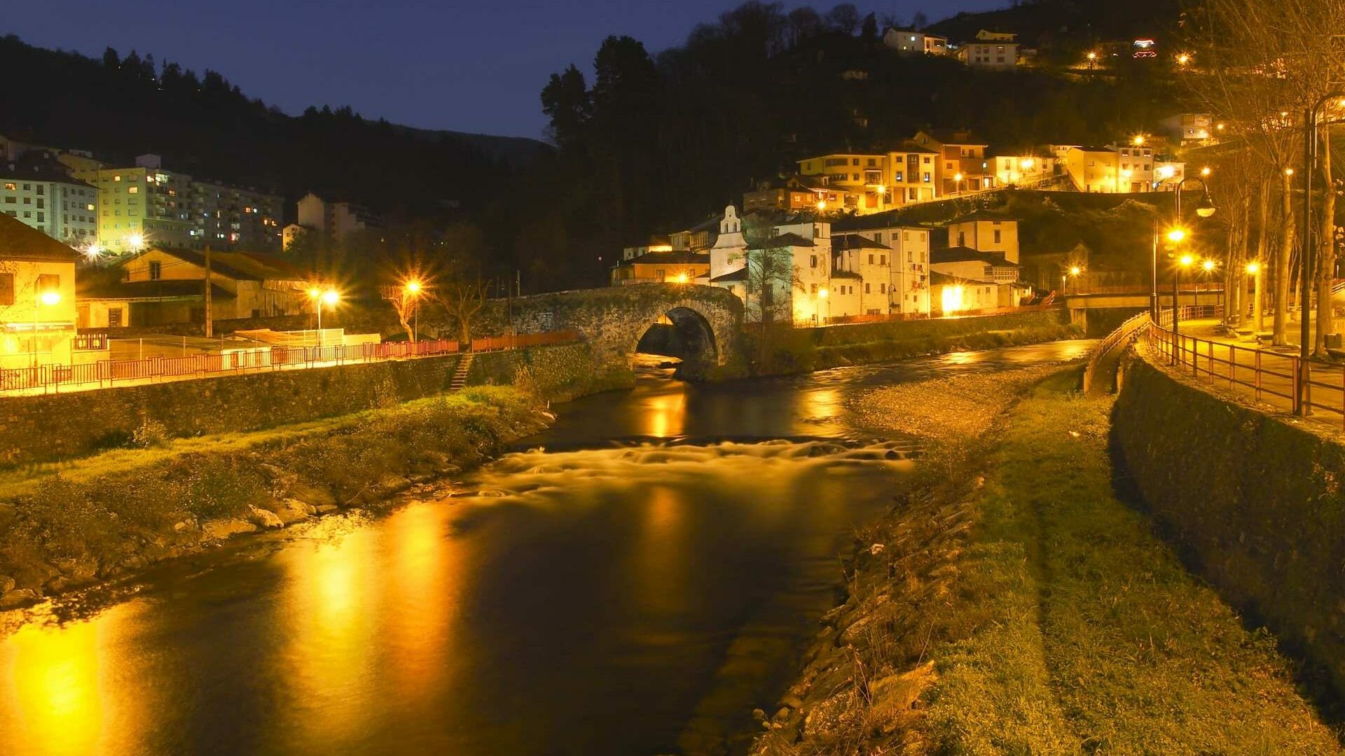 El río Narcea, en Cangas del Narcea, la villa con más puentes de Asturias. Foto © Juanjo Arrojo.