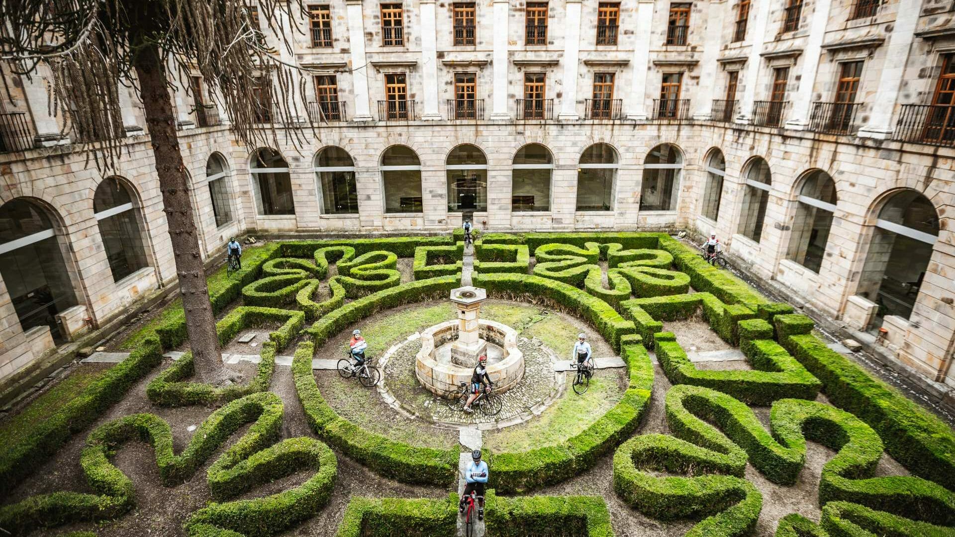 Patio y claustro del Monasterio de Courias, actual Parador Nacional. Fotos © Rubén Fueyo.
