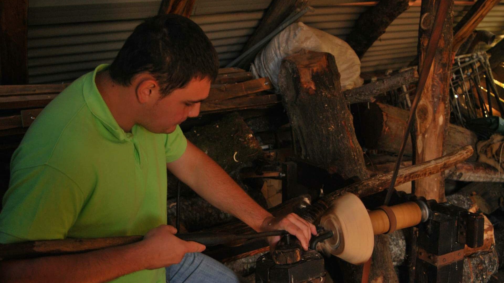 El trabajo del cunqueiro, un oficio artesano de la madera para hacer todo tipo de enseres. Foto © Quei Vitorino.