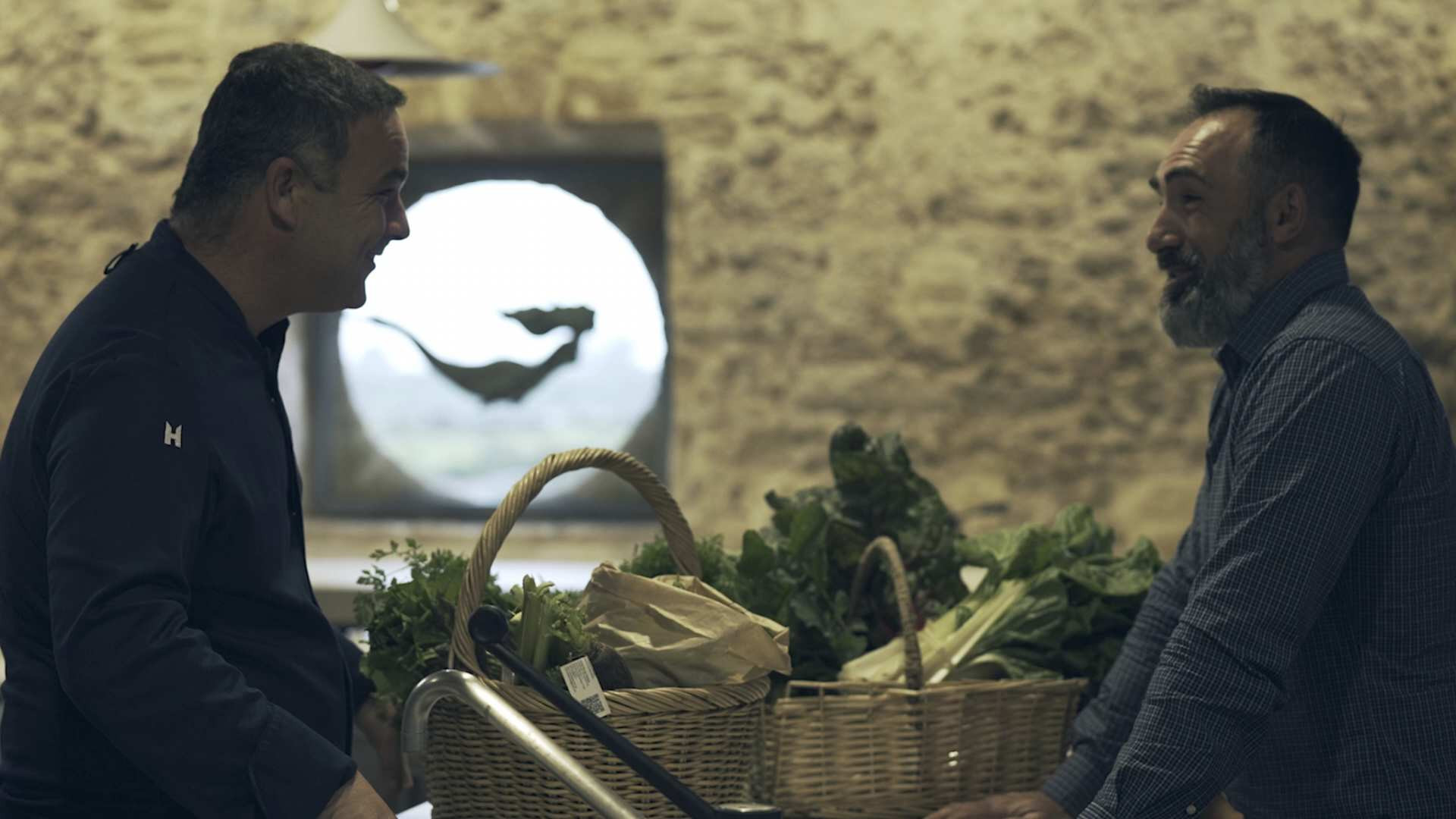 Ángel León con Rafa Mónge, su proveedor de verduras de navazo.