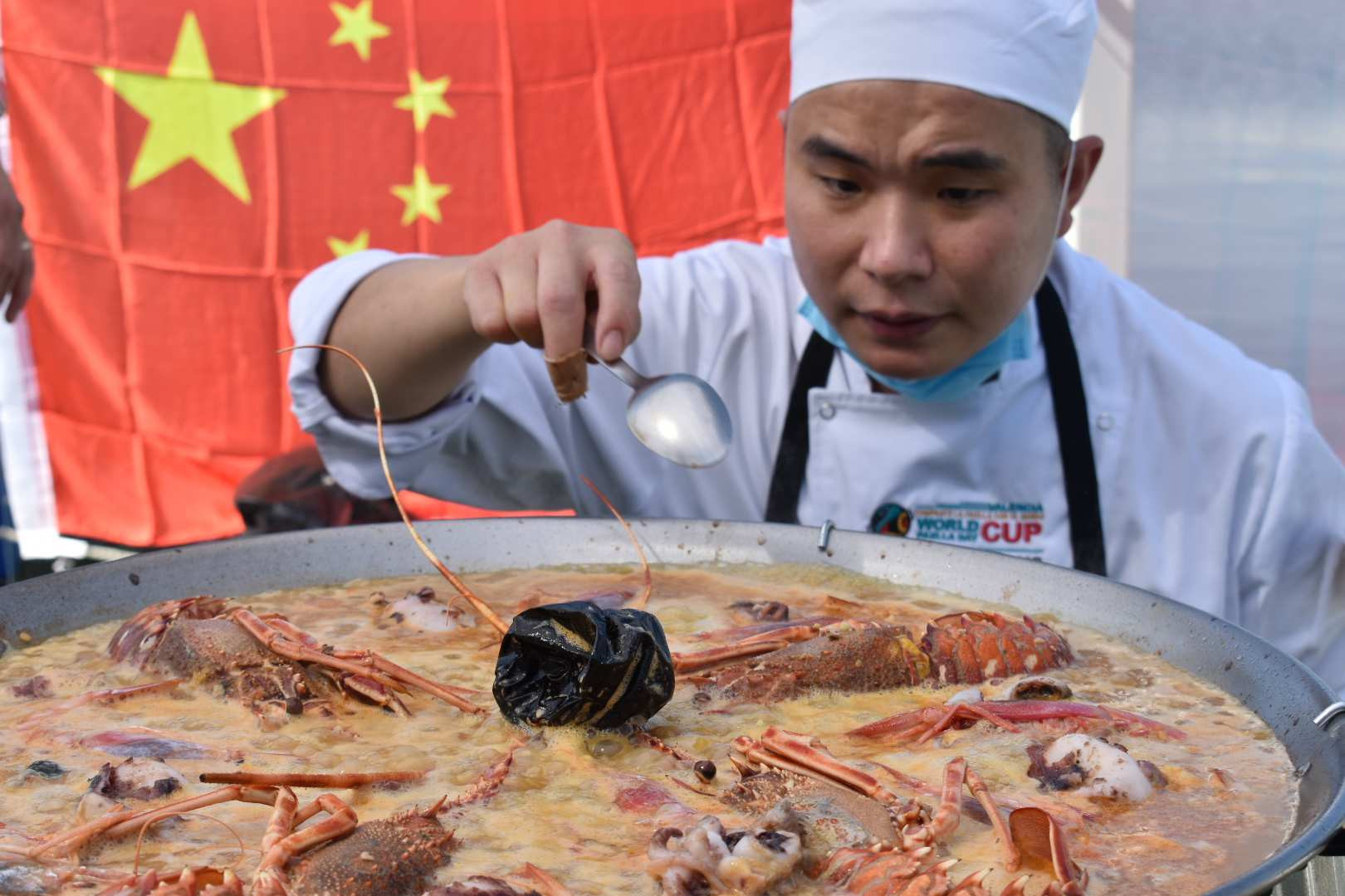 El chef chino llegó a la final y preparó una paella tradicional valenciana.