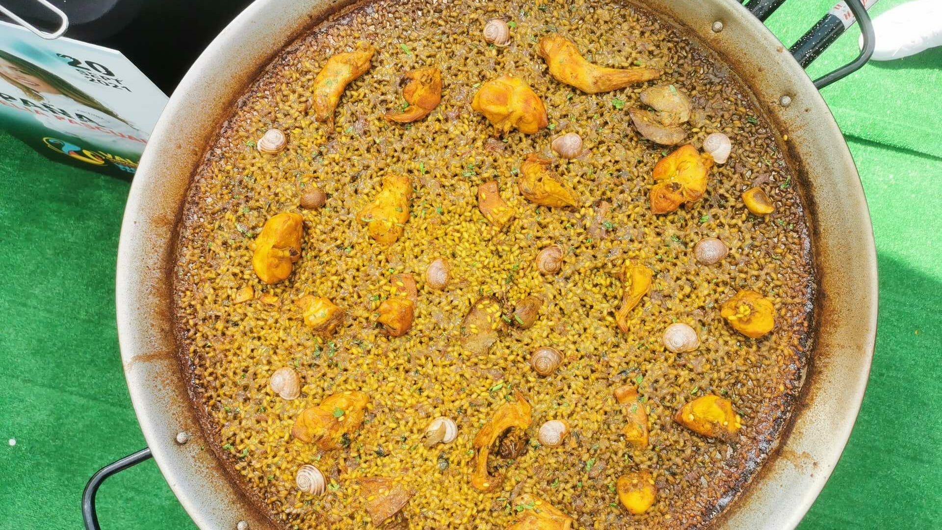 La paella ganadora: de conejo y caracoles