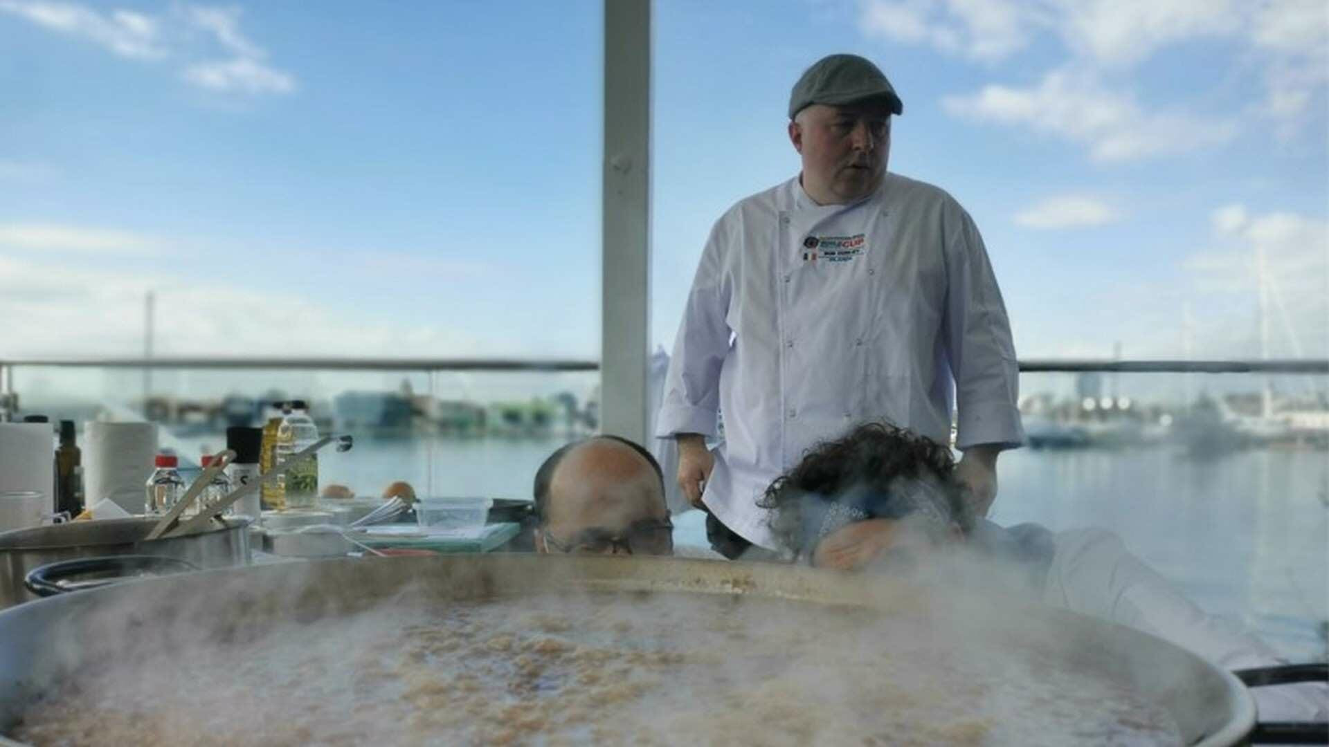 El chef Irlandés, cocinó una paella utilizando cerveza Guinness