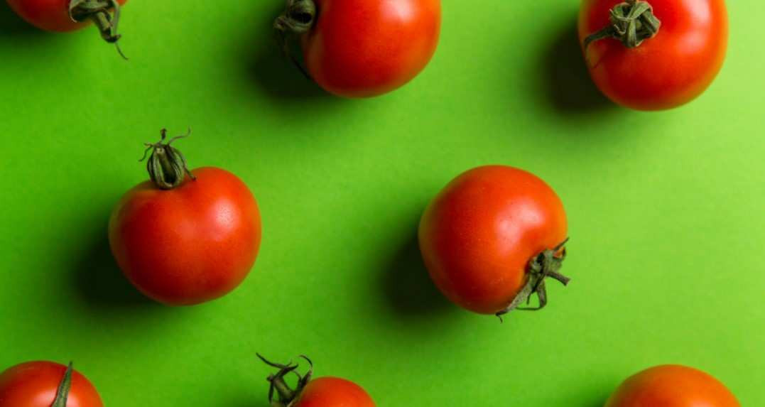 Aunque no está comprobado que el tomate reduce el colesterol este contiene fibra y la fibra contribuye en la absorción y arrastre del colesterol LDL “malo”