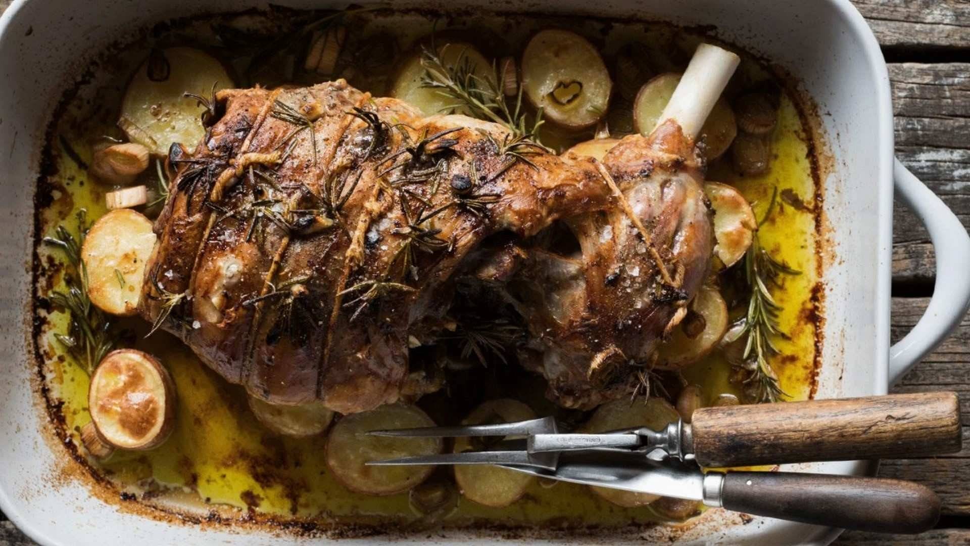 ¿Cómo se hace un cordero al horno con patatas?