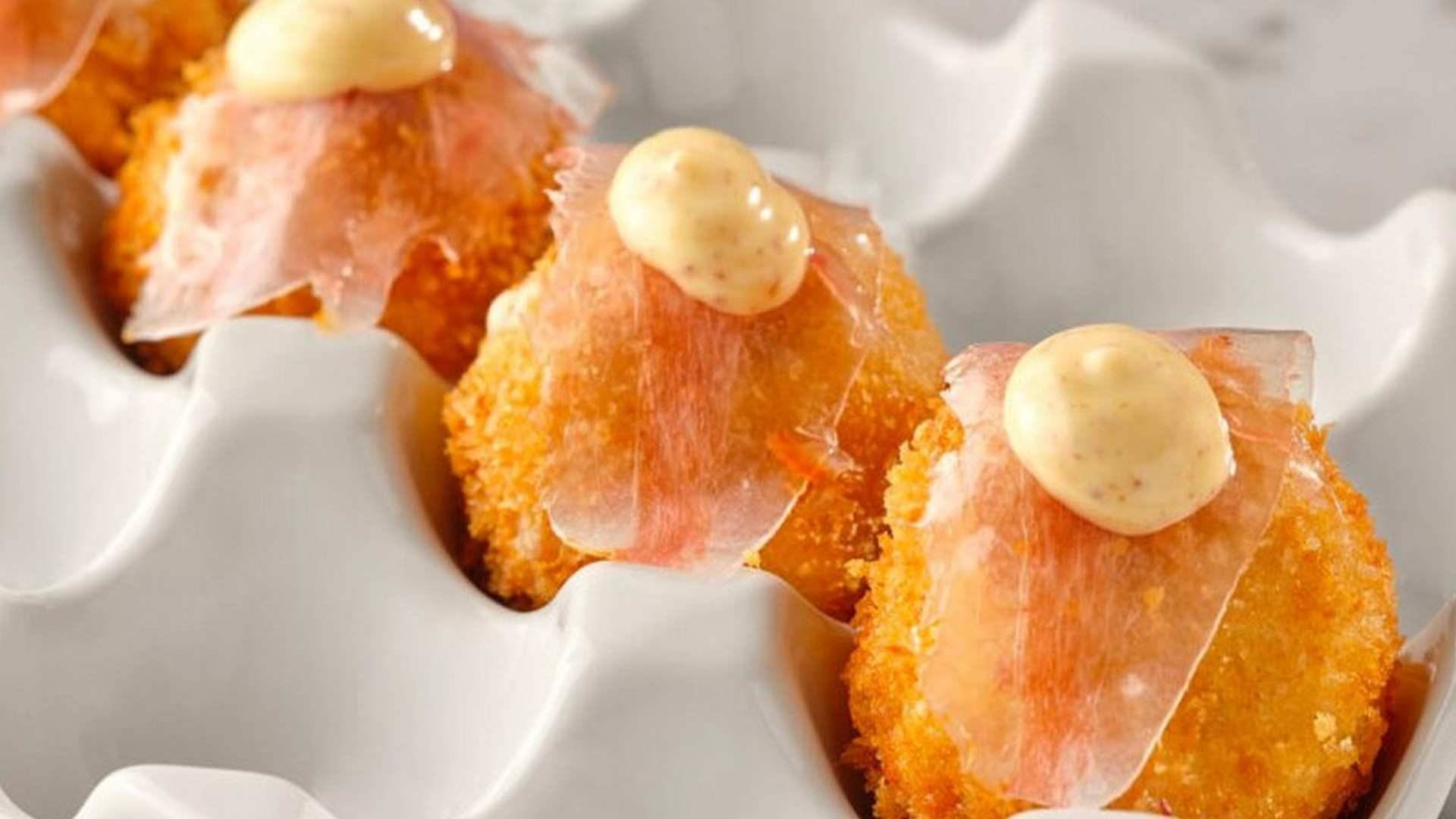 Croquetas semilíquidas de jamón ibérico, velo de papada y mayonesa de jamón