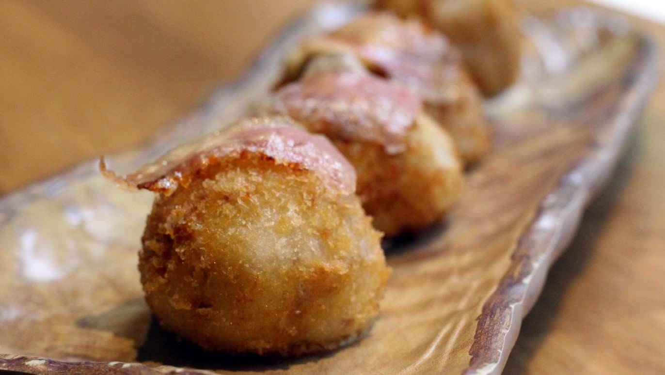 Croquetas semilíquidas de jamón ibérico con velo de papada