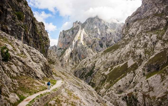La Ruta del Cares es una de las más bonitas y concurridas en los Picos de Europa.