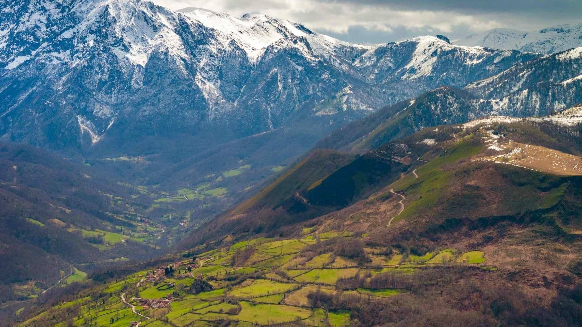 Valle de Quirós desde el alto de la Capilla del Alba. ©Turismo de Asturias.