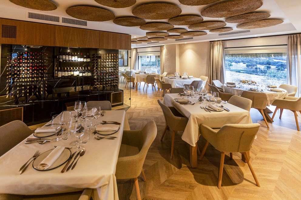 El comedor del Asador Cigüeña Negra, donde las carnes propias de la finca son las grandes protagonistas.