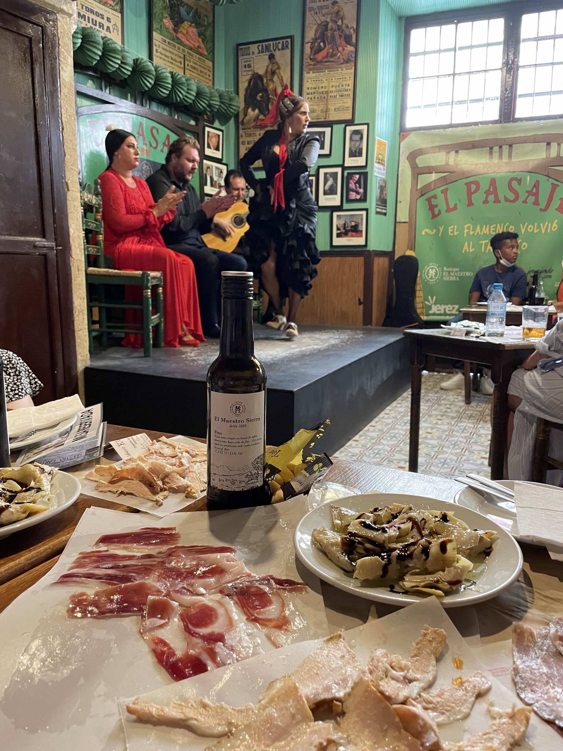 Vinos, tapas y flamenco: la combinación perfecta en el Tabanco El Pasaje.